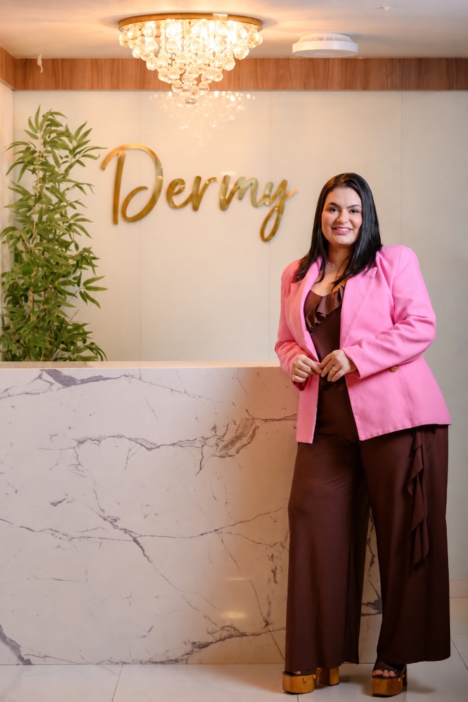 Dra. Iwyna França Vial na recepção da Dermy & Beauty